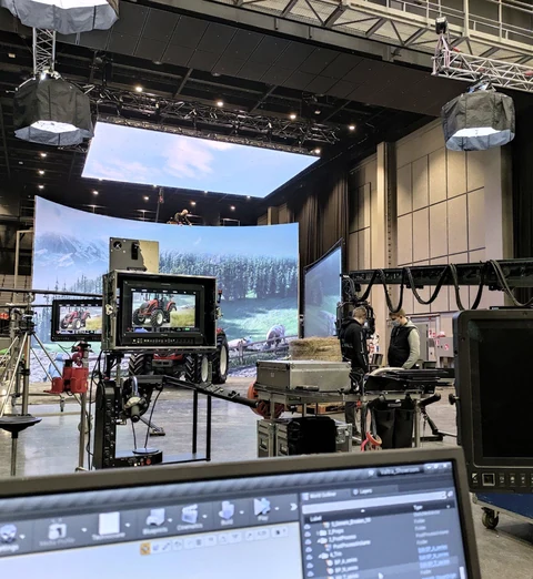 Virtual production stage with LED walls, camera equipment and an Unreal Engine workstation